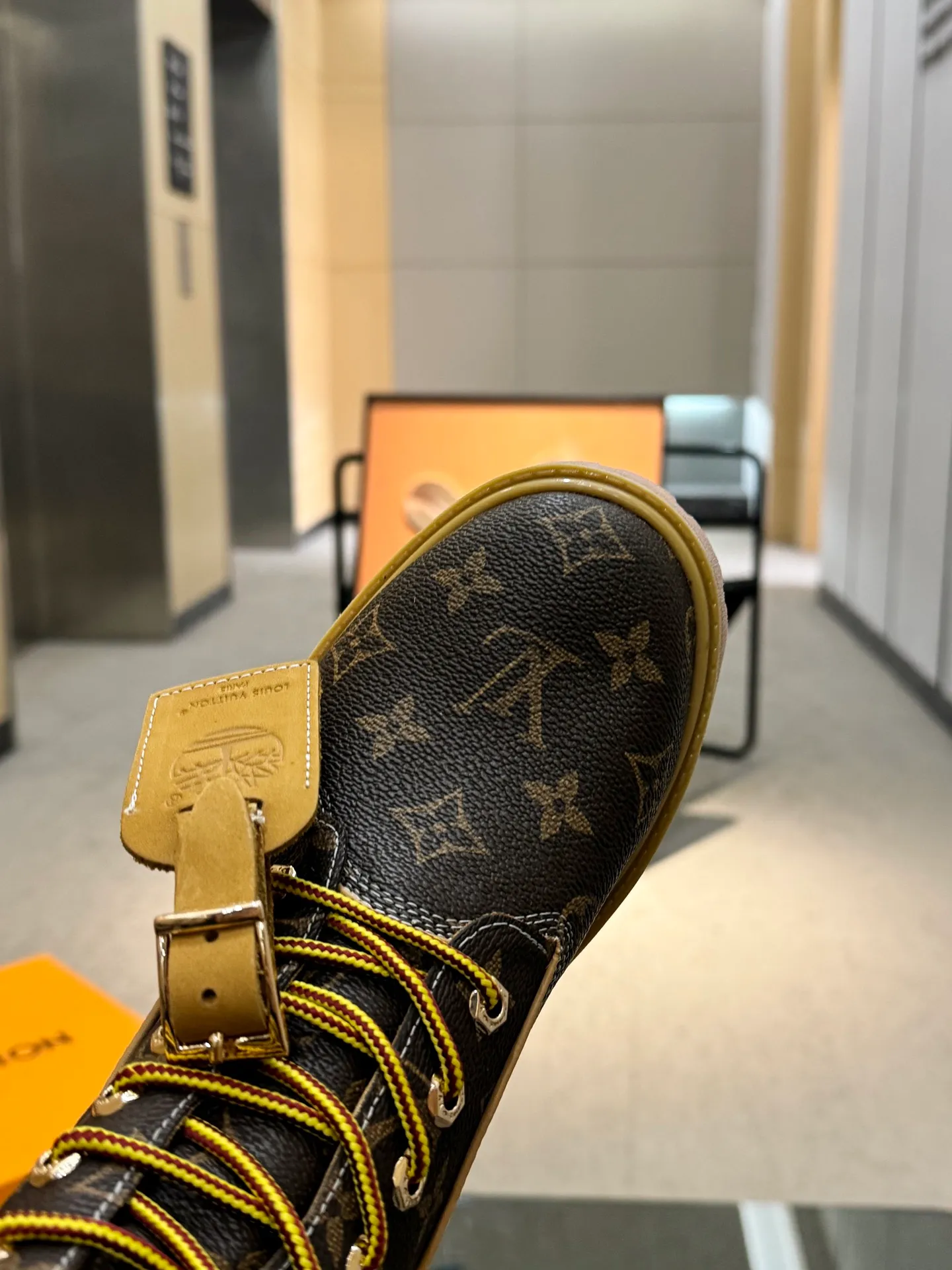 👟👟Ex-factory price 560👟👟 Men's size +20 Top version: 🏆Louis Vuitton x Timberland co-branded Via Instagram Lv ²⁰²4𝐬𝐬 Early autumn Timberland rhubarb boots worn by many stars 💯Multiple sets of outfits, autumn and winter limited edition👊 It is very difficult to buy at counters. This will be the first explosive version to detonate early autumn. It is worthy of having a unique fashion trend leading style. It is highly recommended to buy. Fabric: first layer nubuck leather. Lining: cowhide lining. Outsole: two-color rubber (sole thickness 5cm). Size: Female 35-41 (41 customized) Male 39-45 (45 customized)